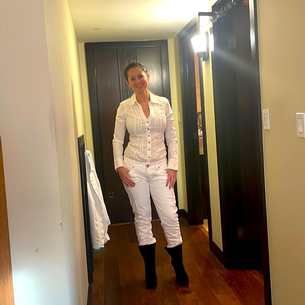 Guess jeans white size 29 straight leg , beautiful and comfortable.